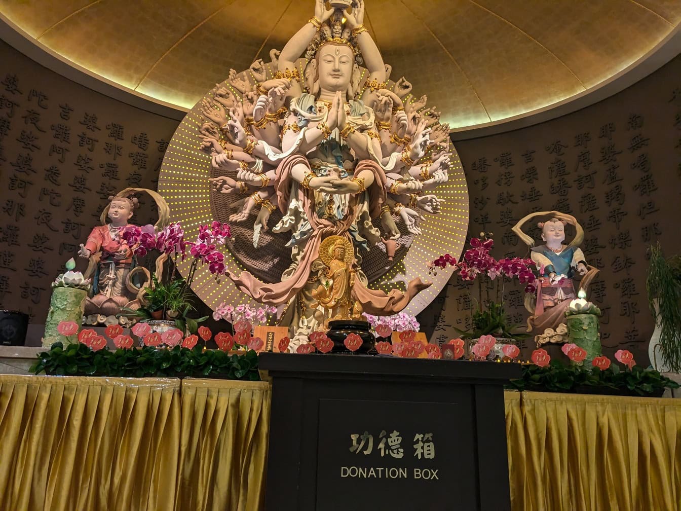 Svätyňa Avalokitesvara, socha bohyne s mnohými rukami v pamätnom centre Fo Guang Shan, múzeum Budhu, Taiwan