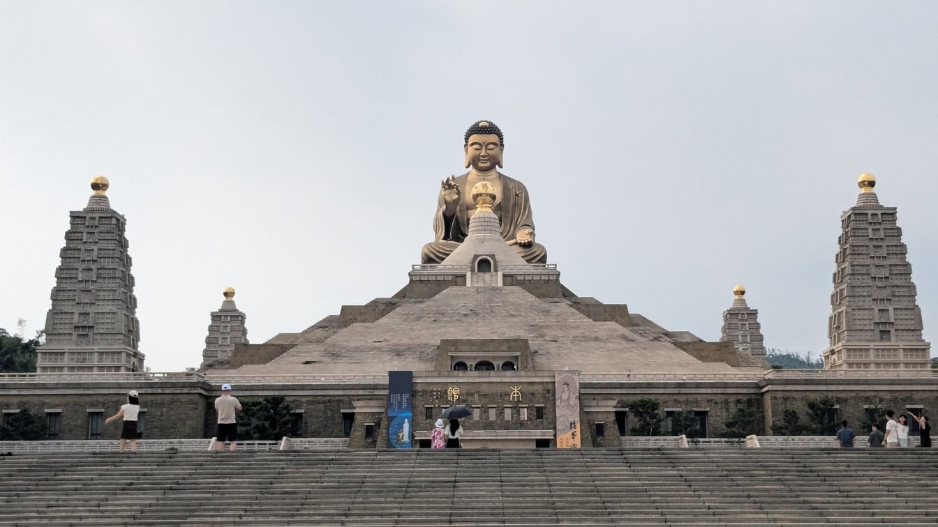 รูปปั้นพระพุทธรูปขนาดใหญ่บนบันไดสูงชันที่พิพิธภัณฑ์ Fo Guang Shan ศูนย์อนุสรณ์สถานทางพุทธศาสนาในไต้หวัน