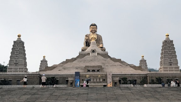 Grande statua di un buddha su una ripida scalinata al museo Fo Guang Shan, centro commemorativo buddista a Taiwan