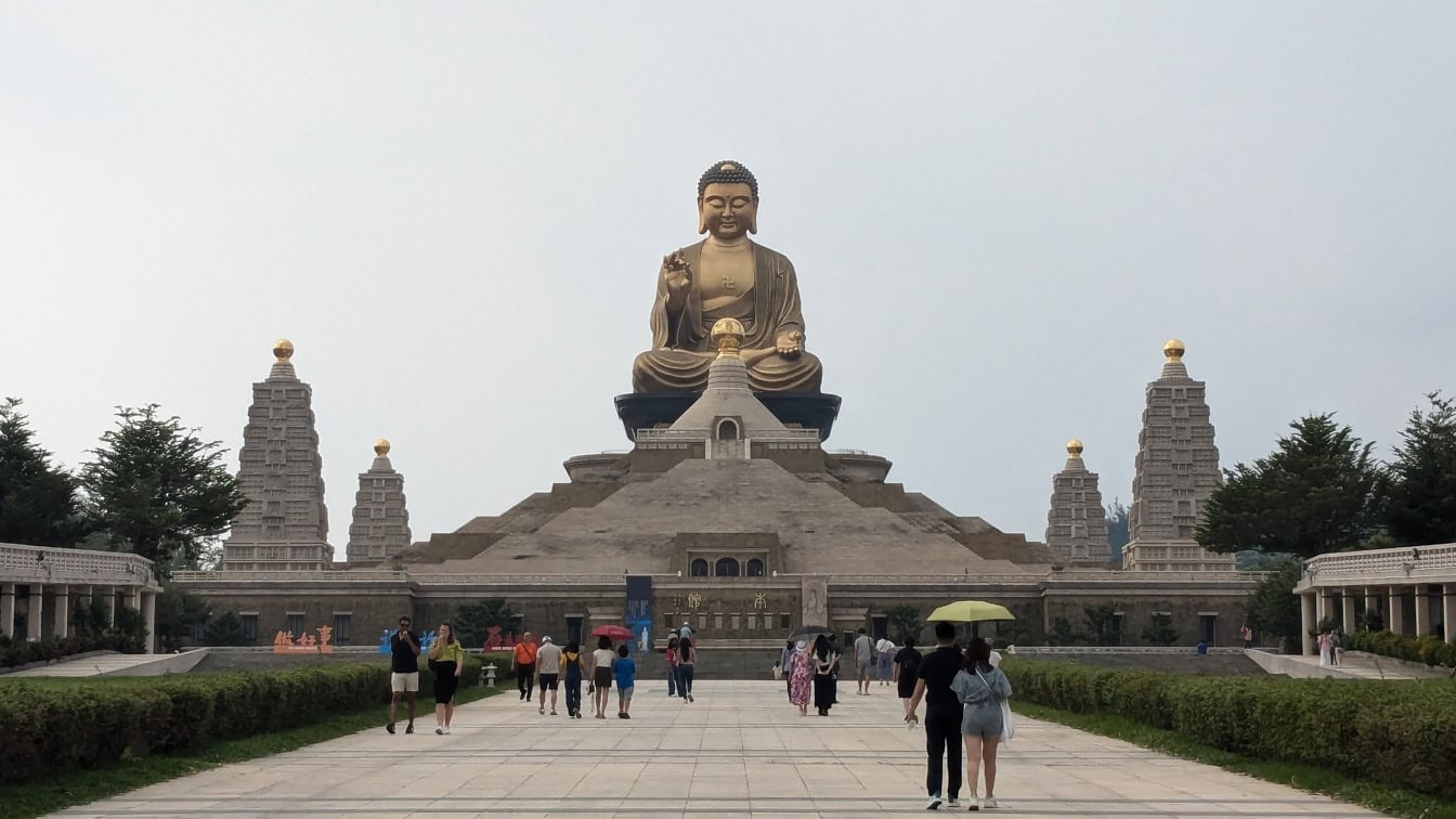 Grande statua d’oro di un Buddha al museo Fo Guang Shan, centro memoriale culturale, religioso ed educativo buddista, Taiwan