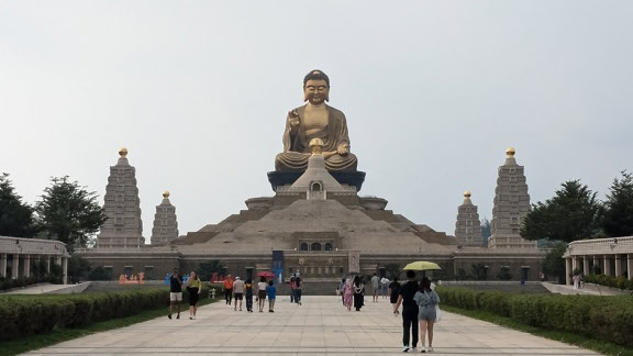 รูปปั้นพระพุทธรูปทองคําขนาดใหญ่ที่พิพิธภัณฑ์ Fo Guang Shan ศูนย์อนุสรณ์ทางวัฒนธรรม ศาสนา และการศึกษาทางพุทธศาสนา ไต้หวัน