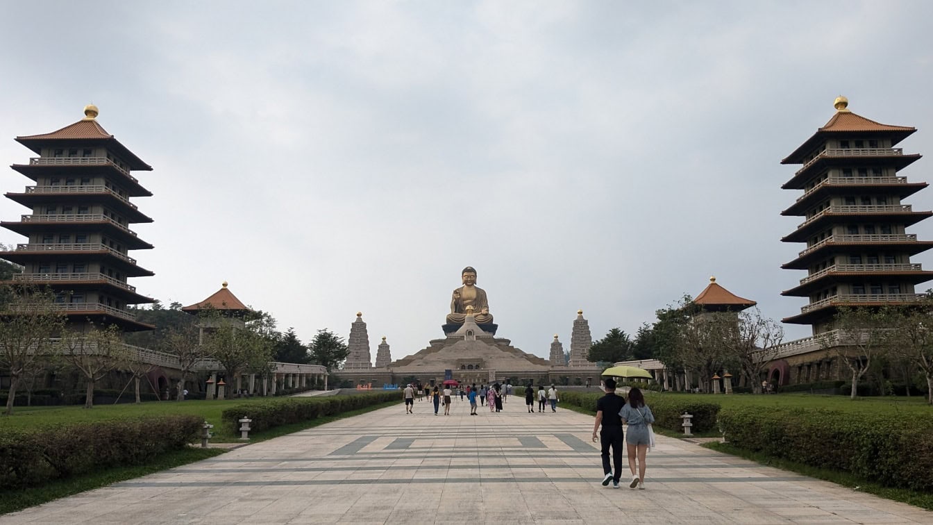 Kävelytie turistin kanssa Fo Guang Shan -museon edessä, buddhalainen kulttuurinen, uskonnollinen ja koulutuksellinen muistomerkkikeskus, Taiwan