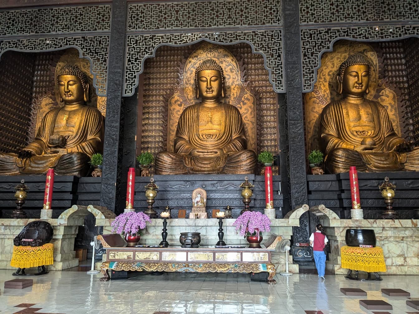 Kolmen Buddhan kultapatsaat Sangha Fo Guang Shanin luostarin pääpyhäkössä, buddhalainen temppeli Kaohsiungissa, Taiwanissa