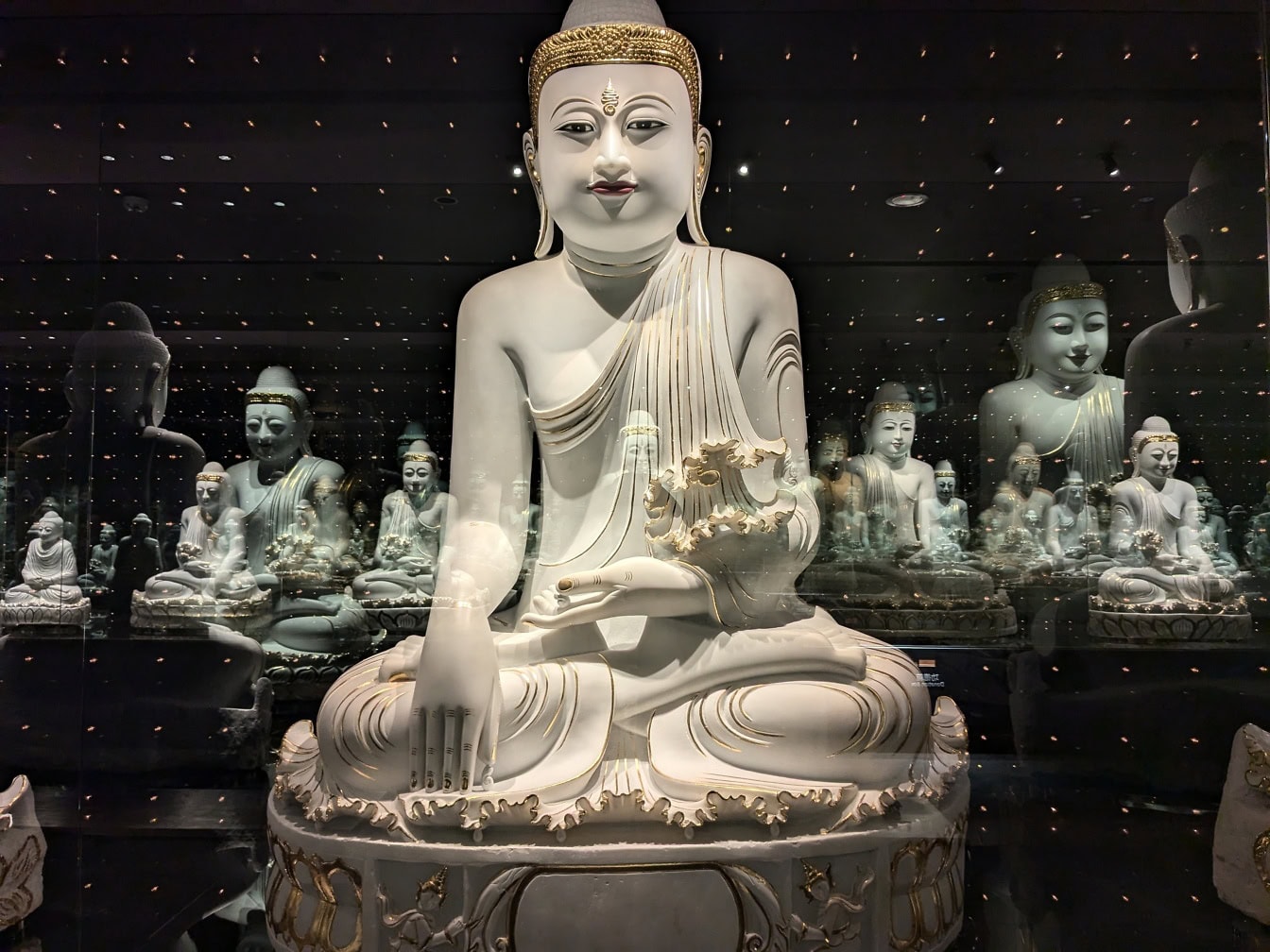 Weiße Steinstatue einer buddhistischen Göttin im Fo Guang Shan Memorial Centre, einem Museum des Buddha, Taiwan