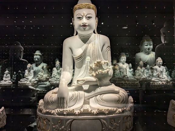 Socha buddhistické bohyně z bílého kamene v pamětním centru Fo Guang Shan, muzeu Buddhy, Tchaj-wan