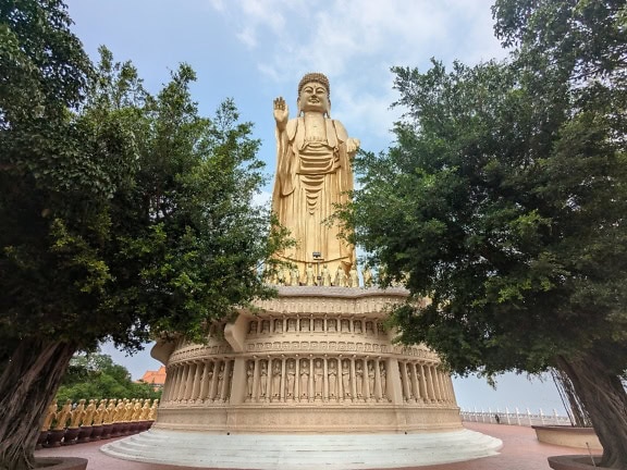 台湾の高雄にある仏教僧院、仏光山の台座に飾られた仏陀の大きな記念金の彫刻