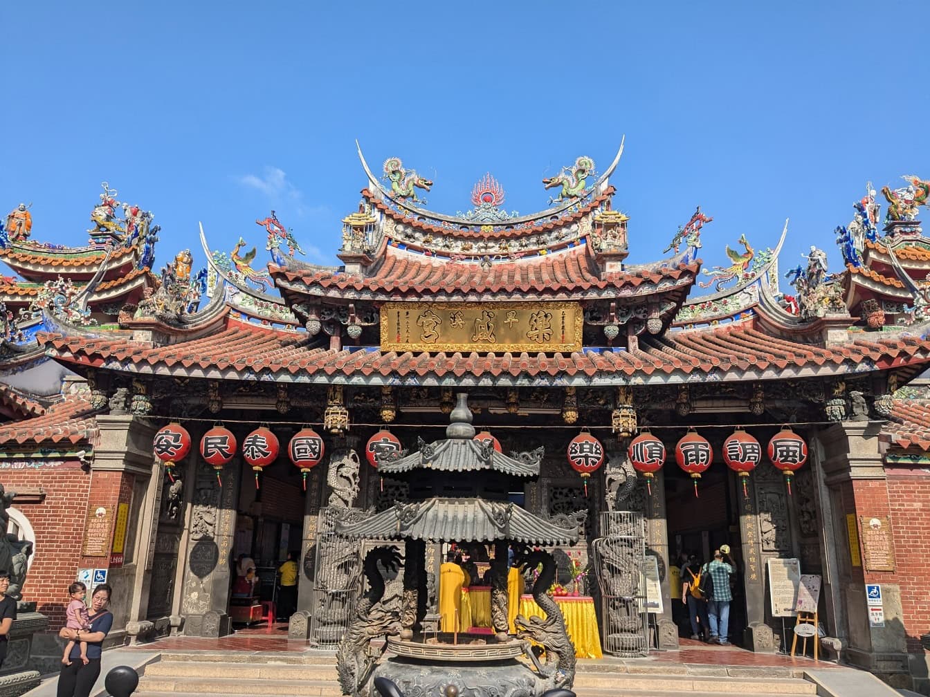 Ingresso con lanterne tradizionali cinesi al Taichung Lecheng, un tempio buddista per venerare la dea del mare cinese Mazu o Matsu, Taiwan