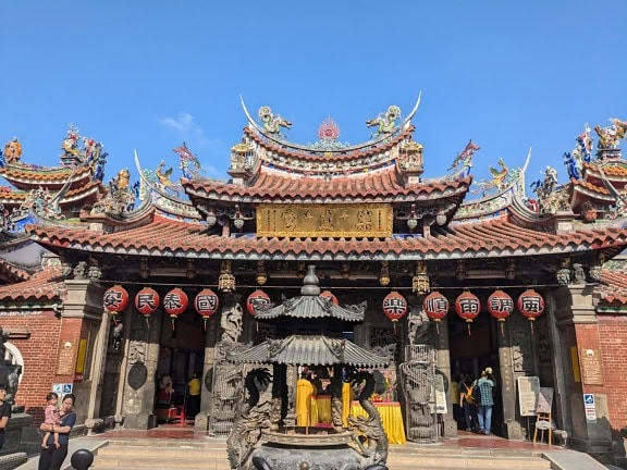 Pintu masuk dengan lentera tradisional Tiongkok di Taichung Lecheng, sebuah kuil Buddha untuk menyembah dewi laut Tiongkok Mazu atau Matsu, Taiwan