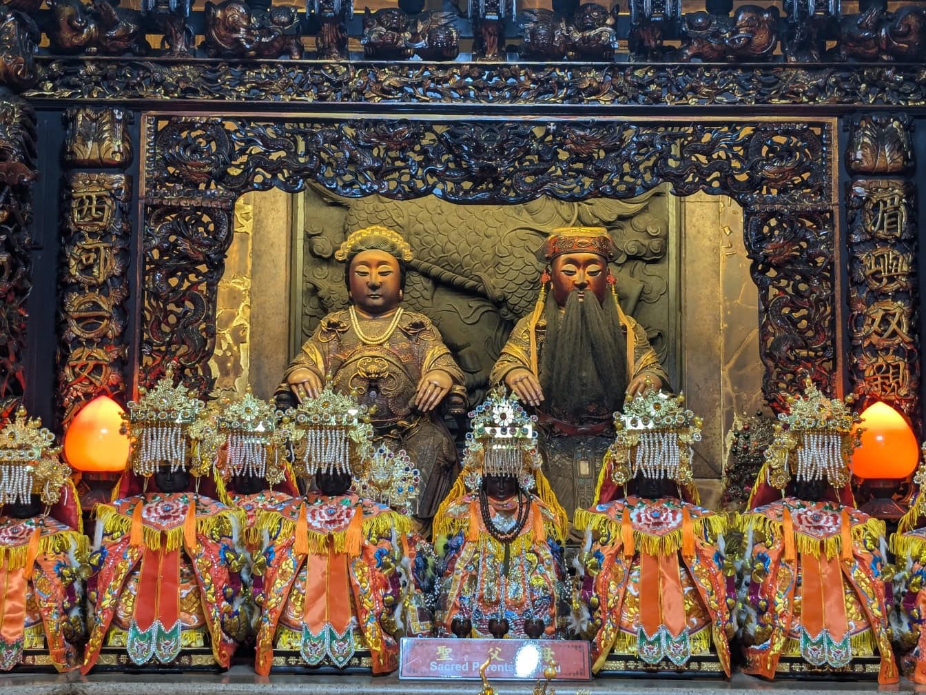 중국 바다의 여신 Mazu 또는 Matsu의 성스러운 부모를 대표하는 동상, 불교 사원의 신사 Taichung Lecheng, 대만