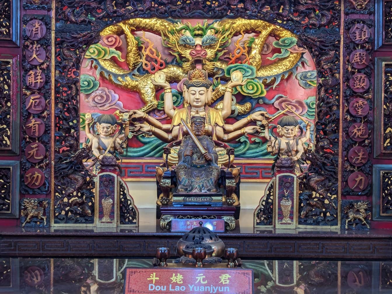 Statue af en kinesisk havgudinde Mazu eller Matsu med mange hænder, en gudinde i buddhisme og konfucianisme og taoistisk religion, Taichung Lecheng buddhistisk tempel i Taiwan