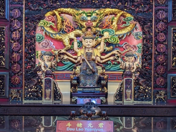 Statue d’une déesse chinoise de la mer Mazu ou Matsu aux multiples mains, déesse dans le bouddhisme et le confucianisme et la religion taoïste, temple bouddhiste Taichung Lecheng à Taïwan