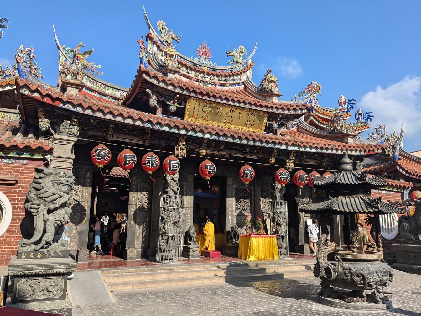 Bejárat a Lecheng templomba, ahol Hanxi Mazu buddhista istennőt imádják, Taichung kerület, Tajvan