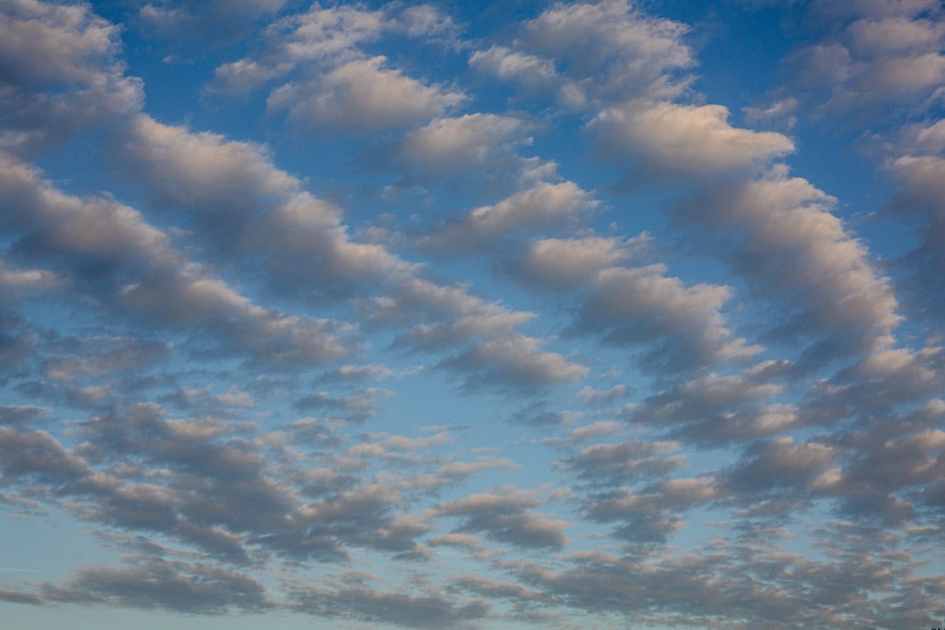 Lyseblå himmel med mange grå-hvide skyer