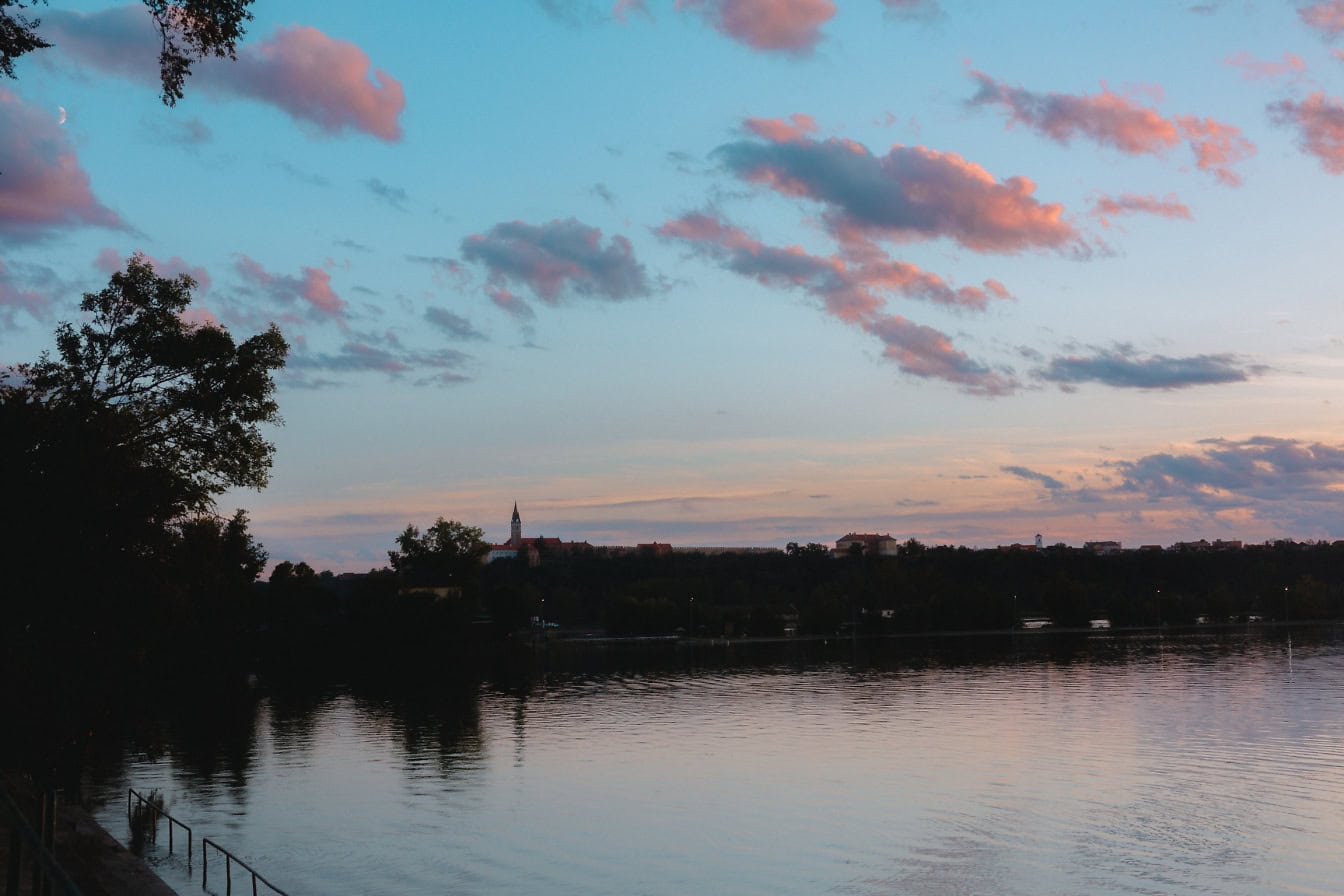 Landschaft des Naturschutzgebietes Tikvara kurz nach Sonnenuntergang mit Silhouette von Bäumen in der Ferne