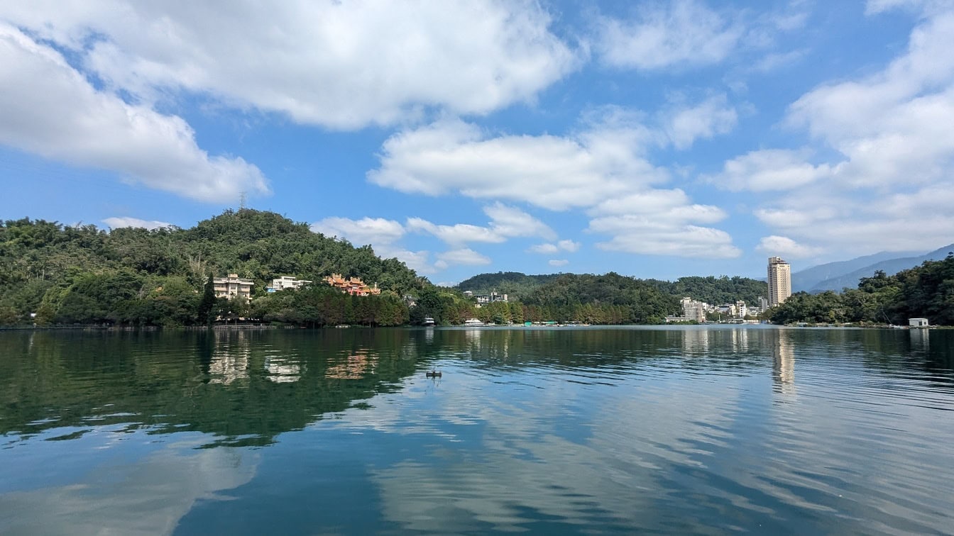 Udsigt fra en vandstand af Sun Moon Lake i Yuchi Township i Nantou County, Taipei, Taiwan