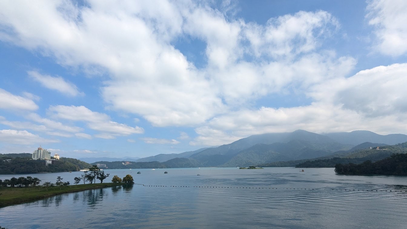 Vista panoramica del lago Sun Moon nel comune di Yuchi nella contea di Nantou, Taipei, Taiwan