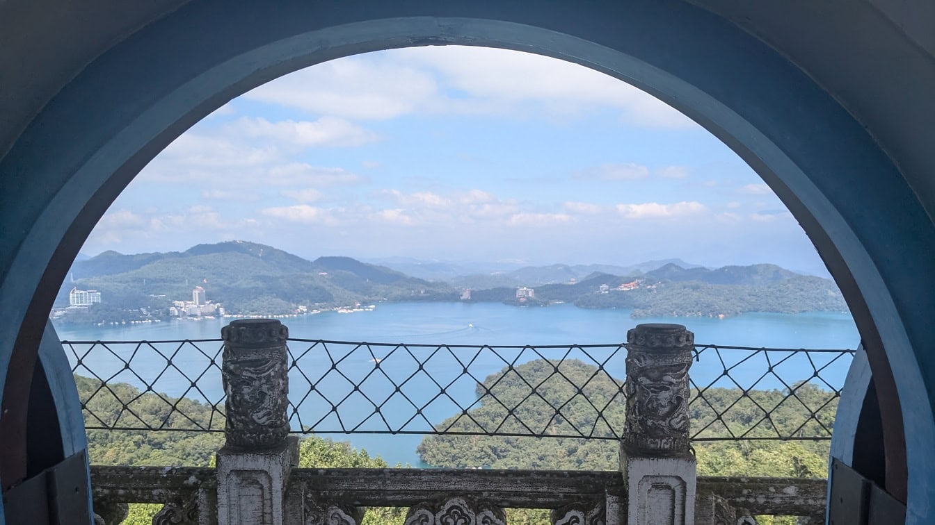 Udsigtspunkt fra en balkon med en bue af Sun Moon Lake i Yuchi Township, Nantou County, Taiwan