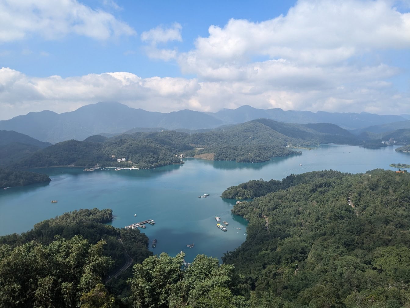 Yuchi Township, Nantou County, Taiwan의 Sun Moon Lake의 탁 트인 전망