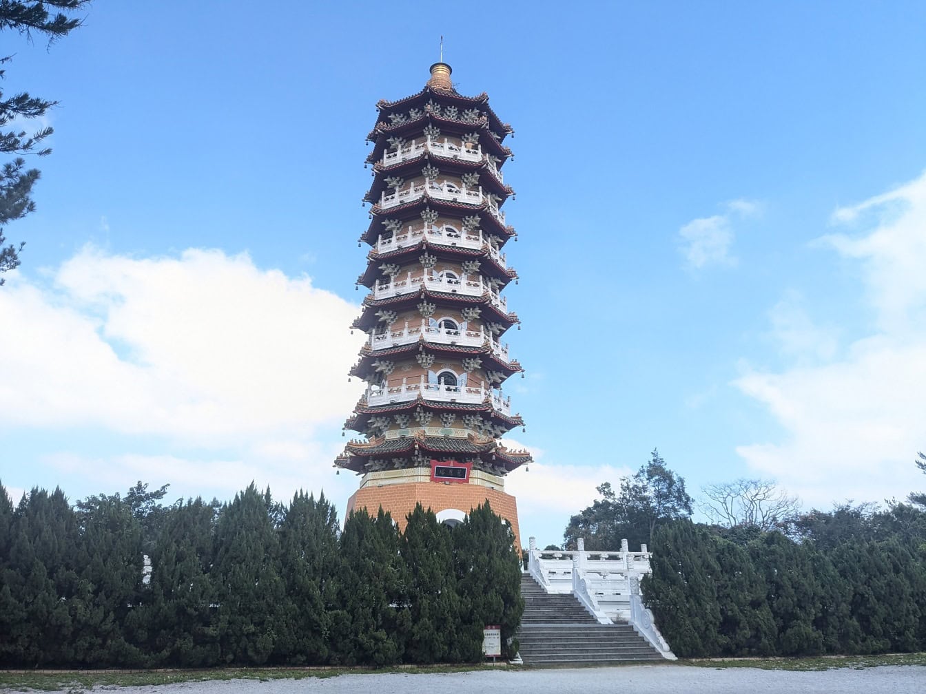 De Ci En-pagode, een hoge toren in traditionele Chinese bouwstijl in Yuchi Township in Nantou County in Taipei, Taiwan