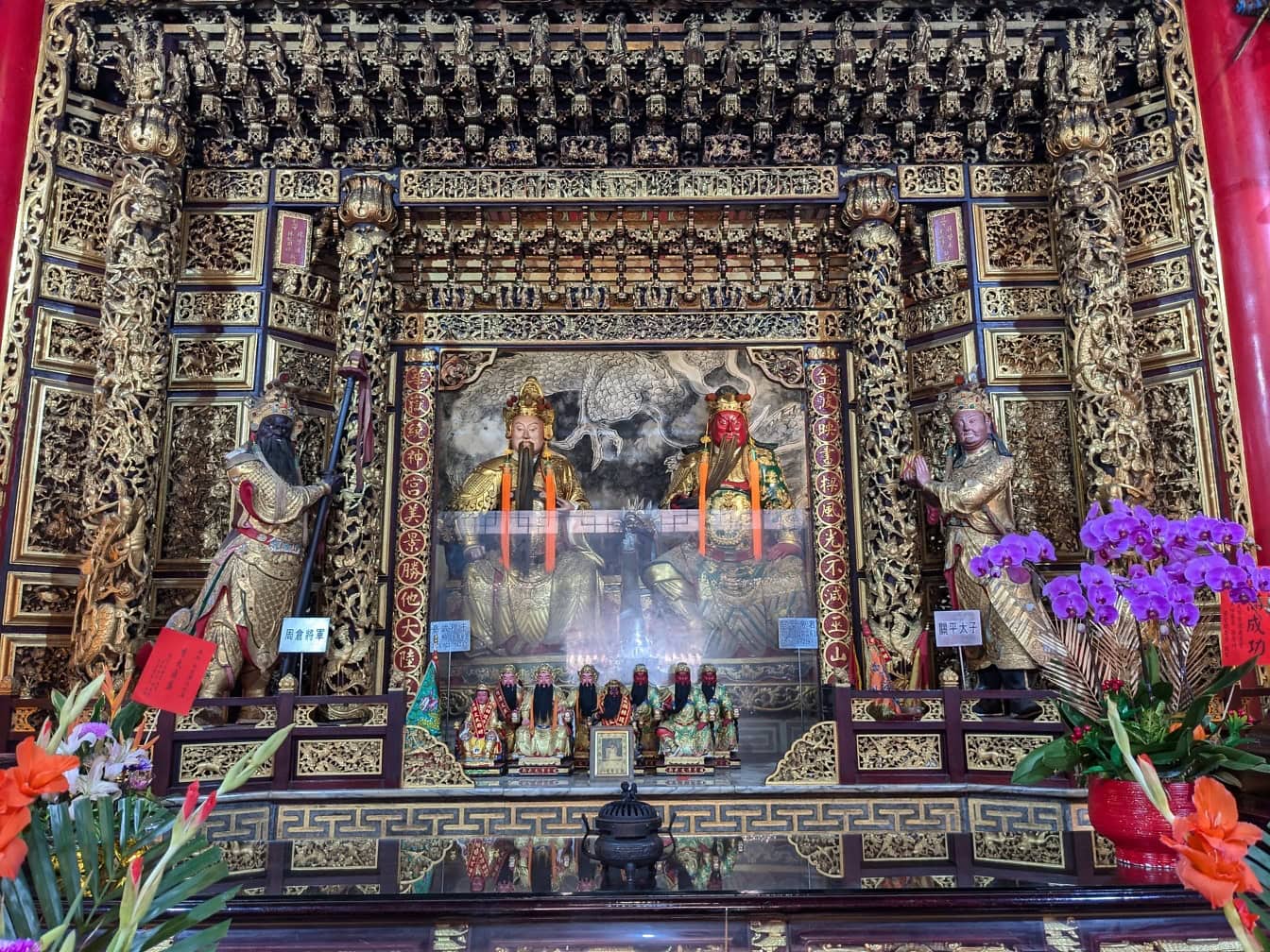 Heiligdom met standbeelden binnen van de Tempel van Wen Wu bij het Meer van de Zon van de Maan, Yuchi Township, de provincie Nantou