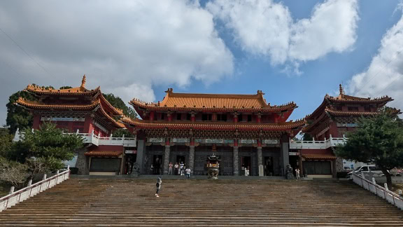 Wen Wu templom, konfuciánus templom lépcsővel és előtte sétáló emberekkel, Yuchi Township, Nantou megye, Tajvan