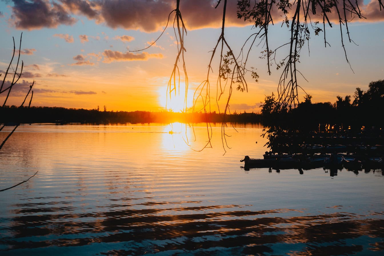 Maisemakuva auringonlaskusta järven yllä Tikvaran luonnonsuojelualueella, Backa Palanka, Serbia