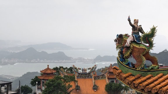 仏教寺院の屋根の上にある伝統的な中国様式のカラフルな像、九份、台湾