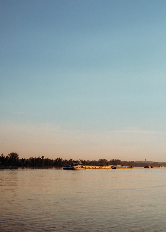 Binnenschiff auf der Wasserstraße Donau