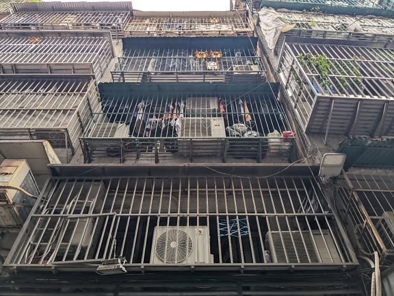 Esterno dell’edificio con appartamenti con balcone a gabbia, Macao, Cina