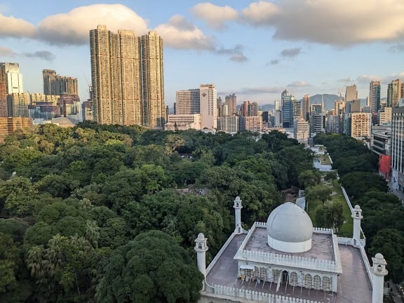 Vista da paisagem urbana do centro da cidade com a mesquita de Kowloon ou a mesquita de Kowloon, um famoso centro islâmico, Tsim Sha Tsui, Hong Kong