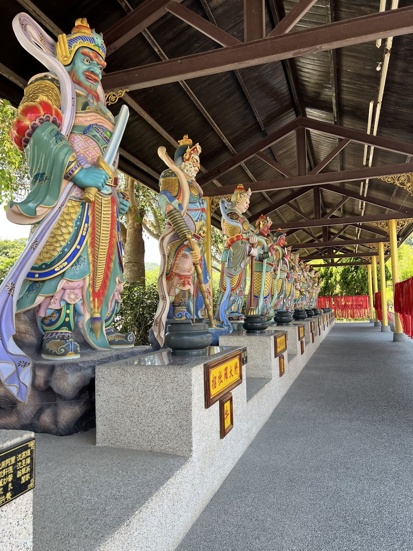 台湾、アジアの仏定山潮生寺にある仏教の神々と女神のカラフルで鮮やかな彫刻