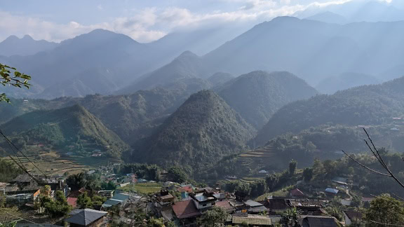 Letecký pohled na město v horách, panorama majestátního úbočí, Vietnam