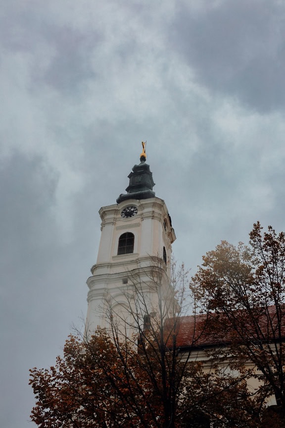 Witte klokkentoren van Servisch-orthodoxe kerk van de Geboorte van St. Johannes de Doper, Backa Palanka, Servië