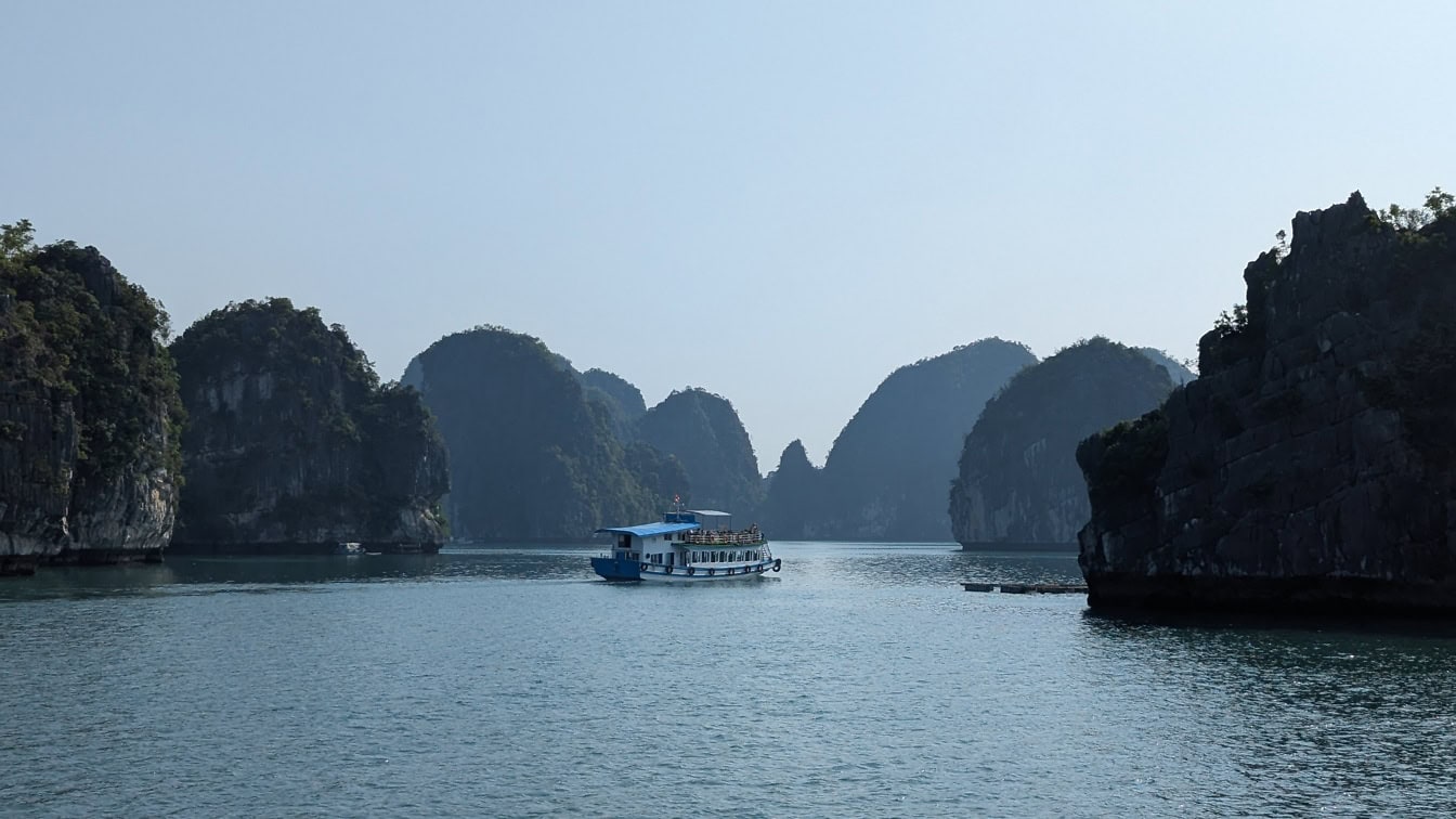 베트남 하롱베이(Ha Long bay)의 물 속에 있는 관광 보트