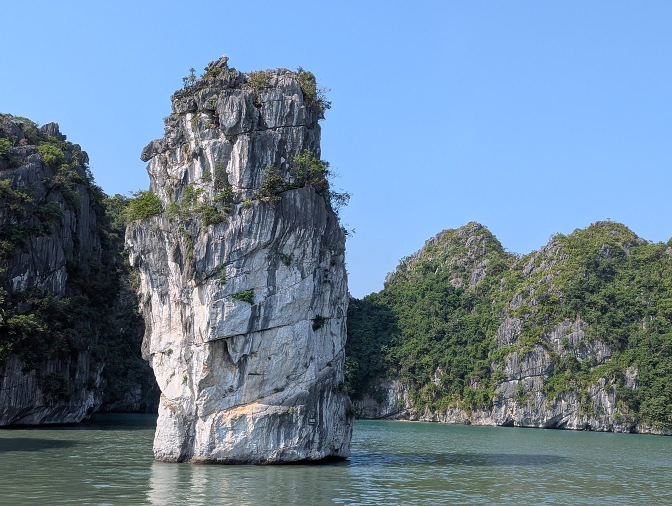 東南アジアのベトナムのハロン湾の有名な岩層と観光名所