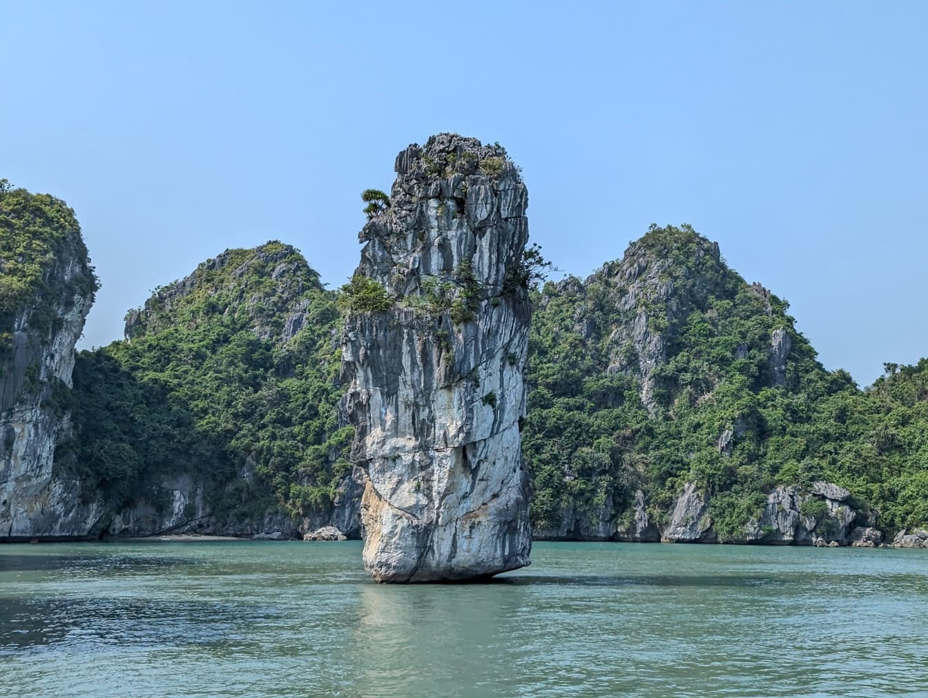 下龙湾海中的岩石岛， 越南， 东南亚