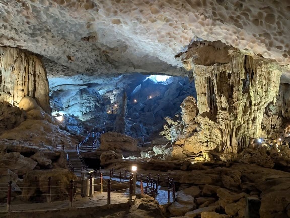 Paesaggio della grotta di Luon con una passerella e stalattiti e stalagmiti, una grotta sotterranea sull’isola di Bo Hon, Vietnam