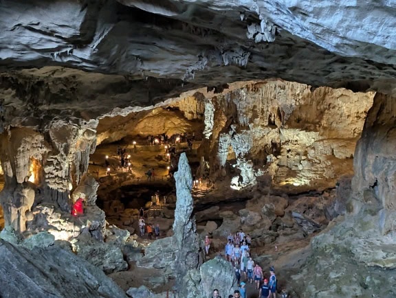 Turisté v jeskyni Luon, zapsané na seznamu světového dědictví UNESCO, ostrov Bo Hon, Vietnam