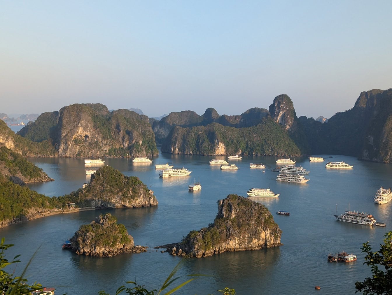 Sok turistahajó a szigetek, Ha Long-öböl, Vietnam közötti vízben