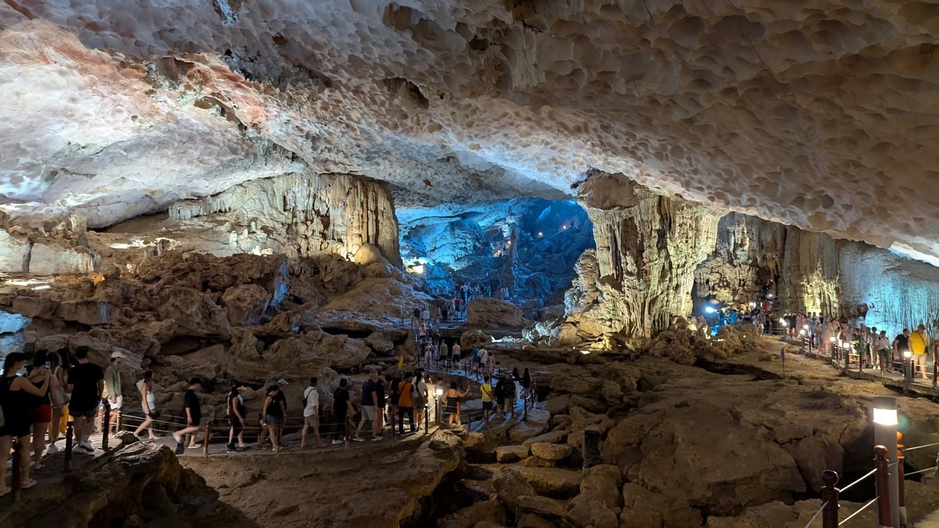 Persone in una grotta di Luon, patrimonio mondiale dell’UNESCO, isola di Bo Hon, Vietnam