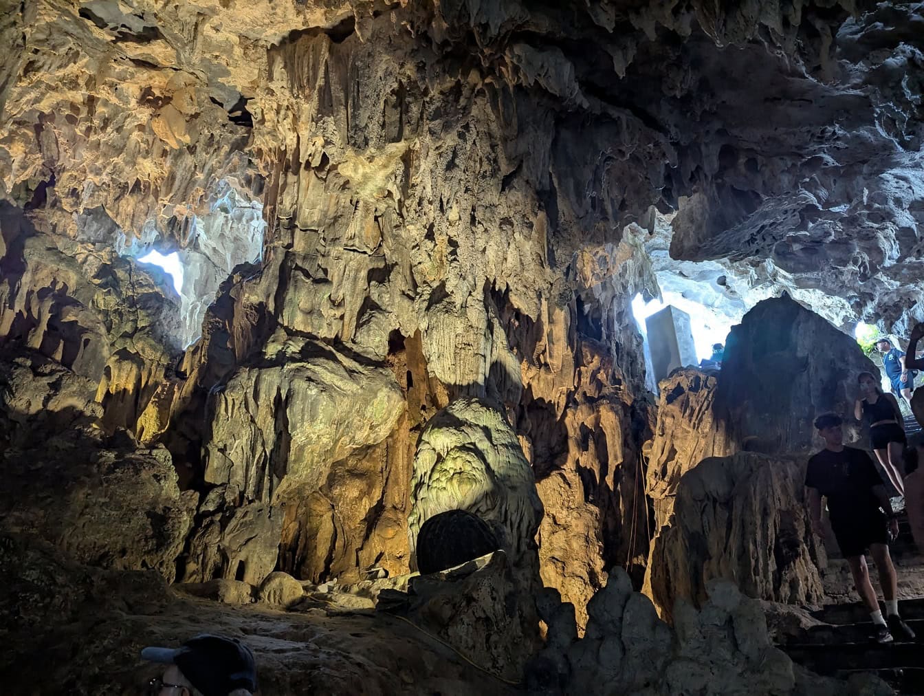 Grotta di Luon con molte stalattiti e stalagmiti, una grotta sotterranea sull’isola di Bo Hon, Vietnam, sud-est asiatico