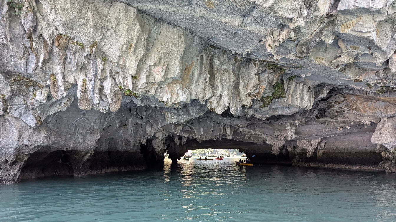 Deniz tüneli, uçurumun altından bir su geçidi ve Vietnam’ın Bo Hon Adası’nda bulunan Luon mağarasına giriş