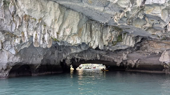 Túnel do mar, uma passagem da água sob o penhasco e a entrada à caverna de Luon situada na ilha de Bo Hon, Vietname