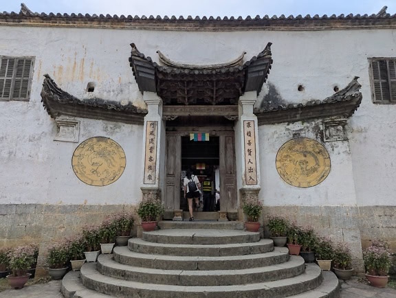 Schodiště vedoucí ke vchodu do královského paláce Vuong Ha Giang a Meo v Sa Phin in Dong Van v Ha Giangu, Vietnam