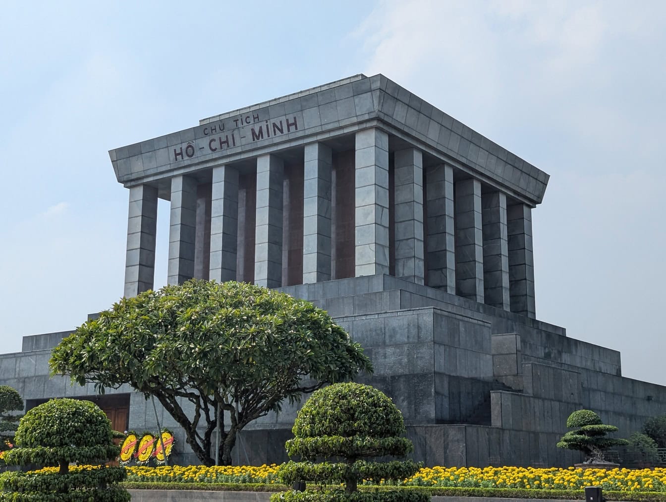 Mausoleum Presiden Ho Chi Minh dengan kolom dan taman di alun-alun Ba Dinh di Capitol Hanoi, Vietnam