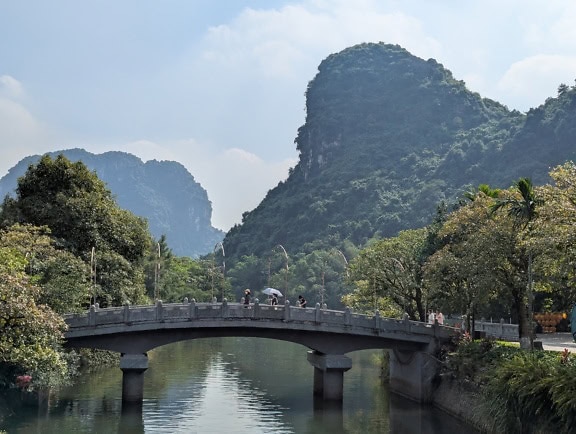 Traditionele brug die een Rode rivierdelta, Ninh Binh, Vietnam overspant