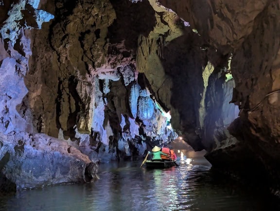 En øko-turistattraksjon i et Vietnam, en tur i en kamp ved en underjordisk elv inne i en hule