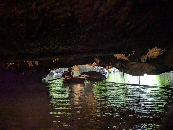 ベトナム、ニンビン近郊のトランアン自然公園エリアにあるムア洞窟内の地下河川のボート