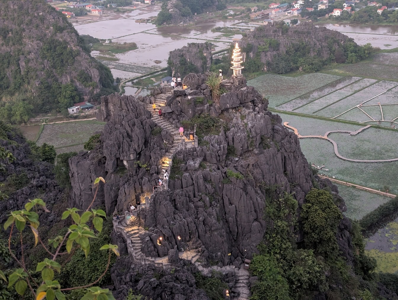 Légi felvétel a Hang Mua templom pagodájáról kőlépcsővel, amely egy hegy tetejére vezet, Ninh Binh, Vietnam