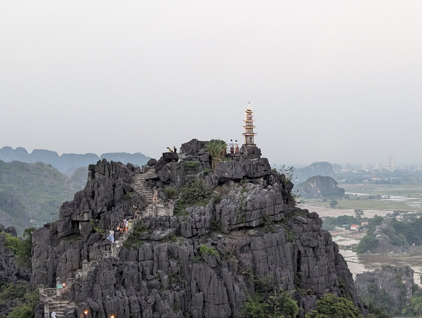 Pagoda Hang Mua, buddhista templom egy szikla tetején, kőlépcsővel, amely egy hegy tetejére vezet Ninh Binh közelében, Vietnamban